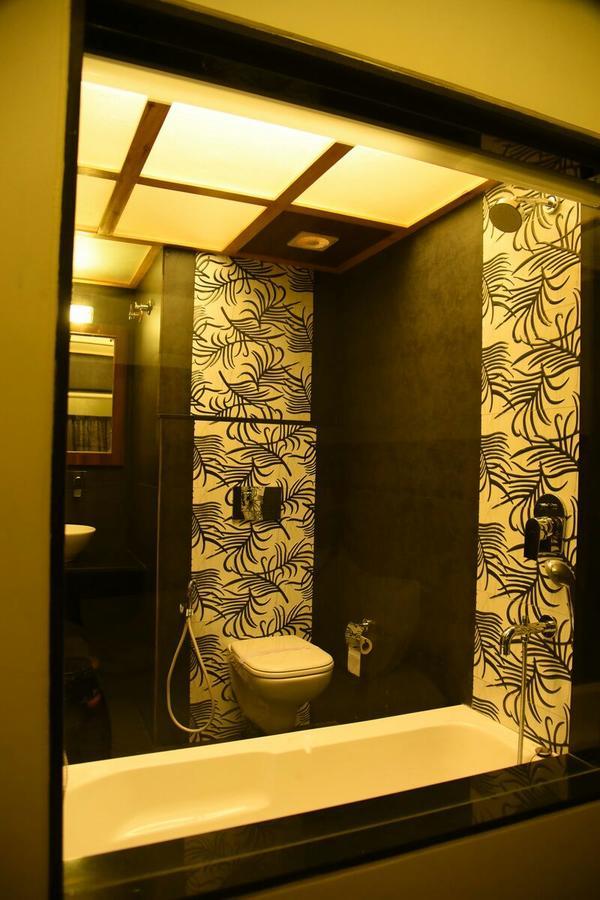 The Emerald Daman Luaran gambar